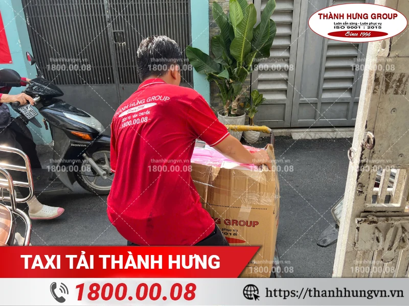 Nhân viên Thành Hưng chất thùng đồ lên xe đẩy
