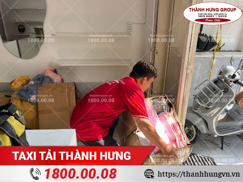 Nhân viên Thành Hưng chuẩn bị bốc xếp thùng đồ đã được đóng gói cẩn thận ra ngoài