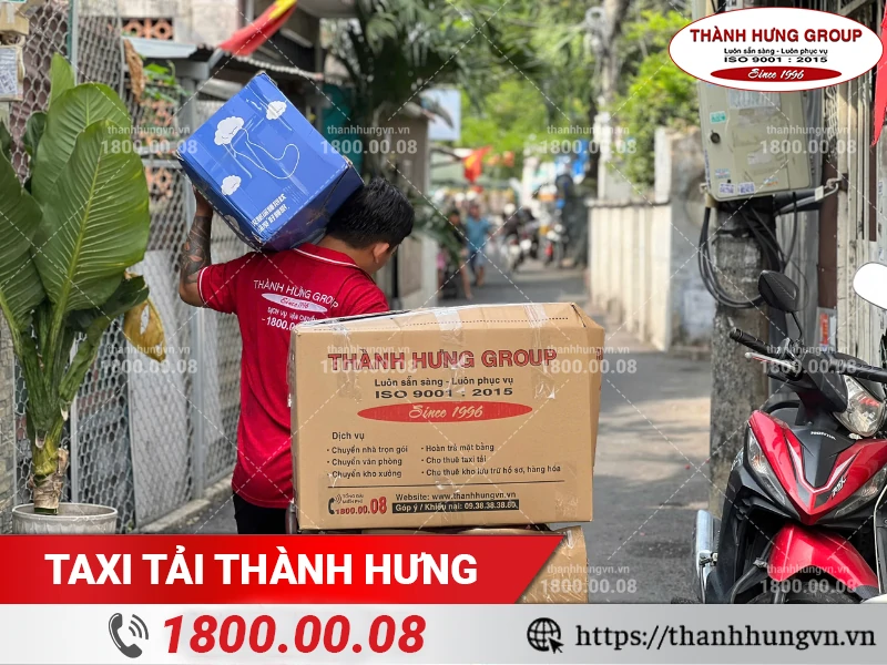 Nhân viên Thành Hưng chuyển đồ đạc từ hẻm ra xe
