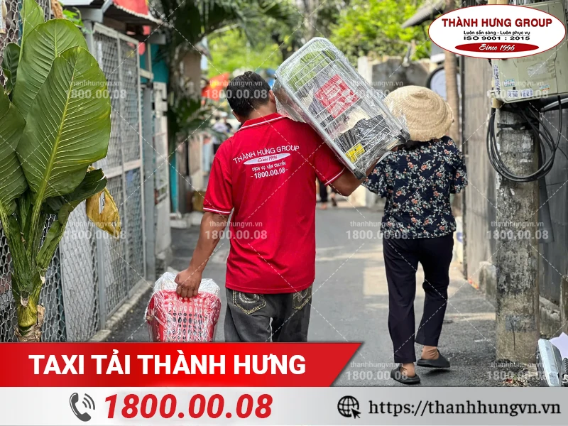 Nhân viên Thành Hưng chuyển giỏ và kệ đồ đã được bọc lót kỹ ra xe tải