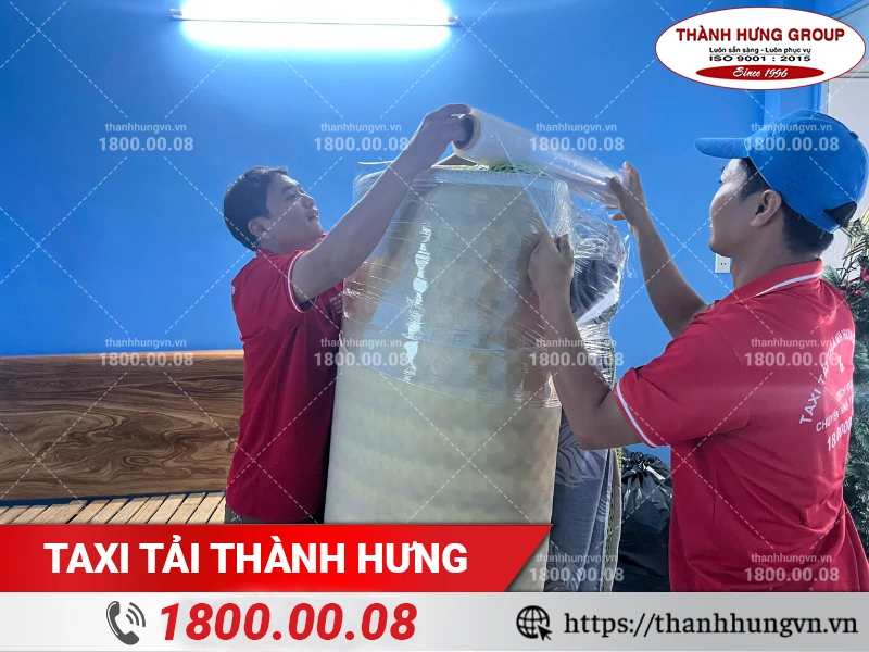 Nhân viên Thành Hưng bọc lót nệm bằng màng PE