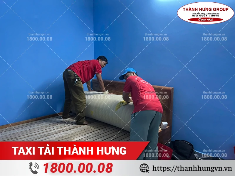 Nhân viên Thành Hưng cuộn nệm chuẩn bị bọc lót