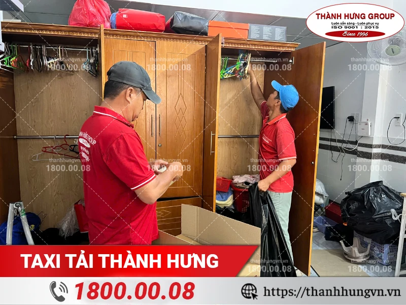 Nhân viên Thành Hưng đóng gói đồ trong tủ quần áo