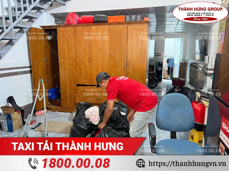 Nhân viên Thành Hưng đóng gói quần áo vào túi