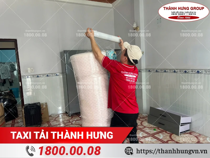 Nhân viên Thành Hưng bọc màng PE cho nệm
