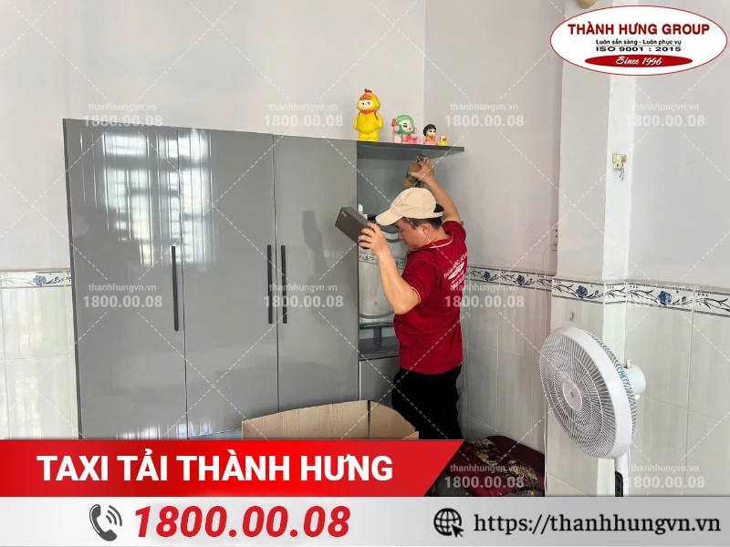 Nhân viên Thành Hưng đóng gói đồ trong tủ