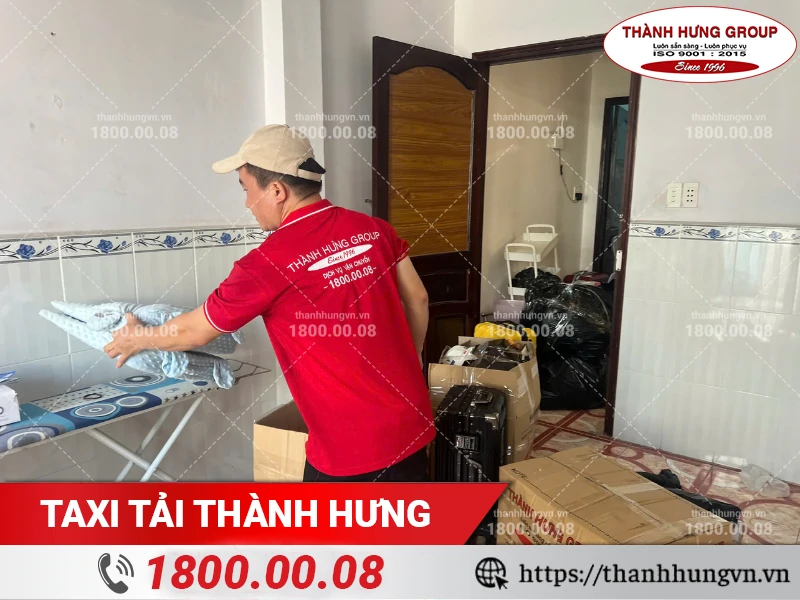 Nhân viên Thành Hưng đóng gói gối trẻ em vào thùng carton