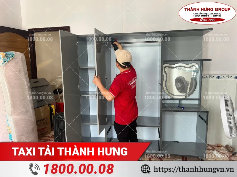 Nhân viên Thành Hưng tháo rời tủ quần áo bằng khoan