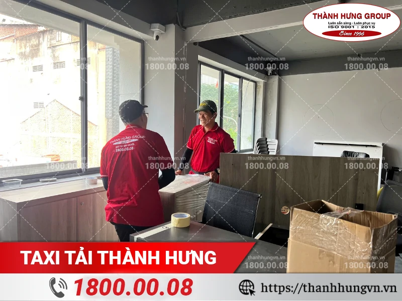 Nhân viên Thành Hưng bọc lót tủ gỗ bằng màng PE