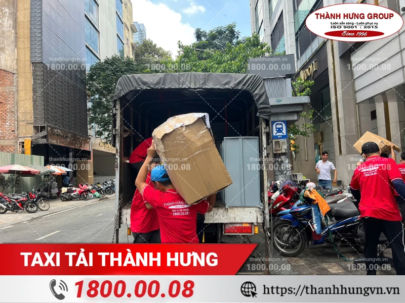Nhân viên Thành Hưng bốc xếp đồ đã được đóng gói lên xe tải