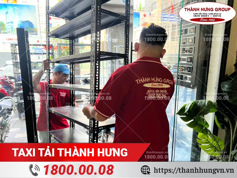 Nhân viên Thành Hưng bốc xếp kệ sắt ra xe vận chuyển