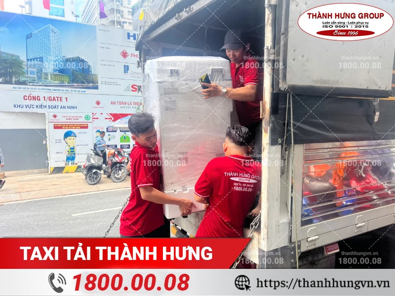 Nhân viên Thành Hưng bốc xếp máy lạnh lên xe tải