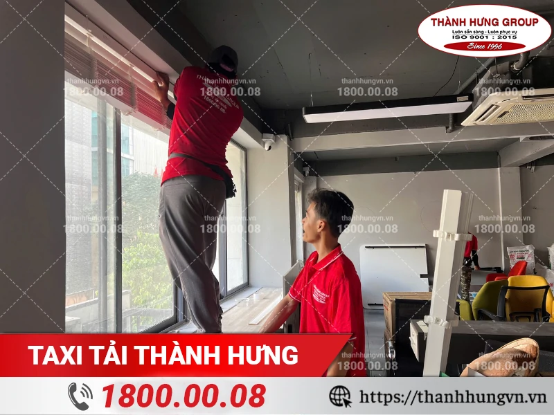 Nhân viên Thành Hưng tháo rèm cửa văn phòng