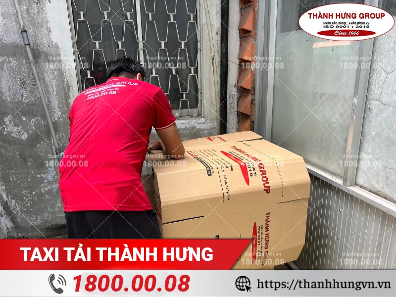 Nhân viên Thành Hưng bọc lót đồ bằng thùng carton
