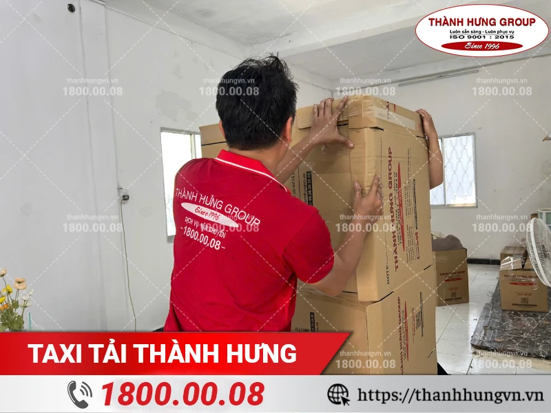 Nhân viên Thành Hưng bọc lót tủ lạnh bằng thùng carton