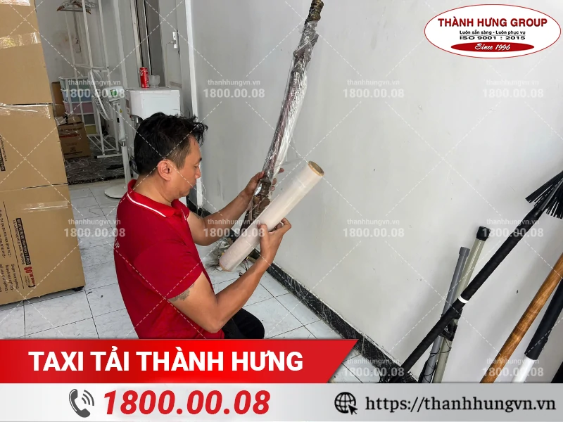 Nhân viên Thành Hưng bọc màng PE đồ đạc