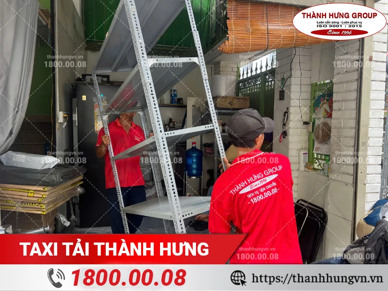 Nhân viên Thành Hưng bốc xếp kệ sắt ra khỏi nhà