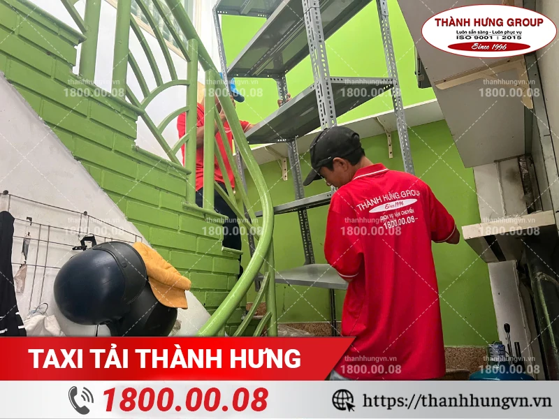 Nhân viên Thành Hưng bốc xếp kệ sắt xuống cầu thang
