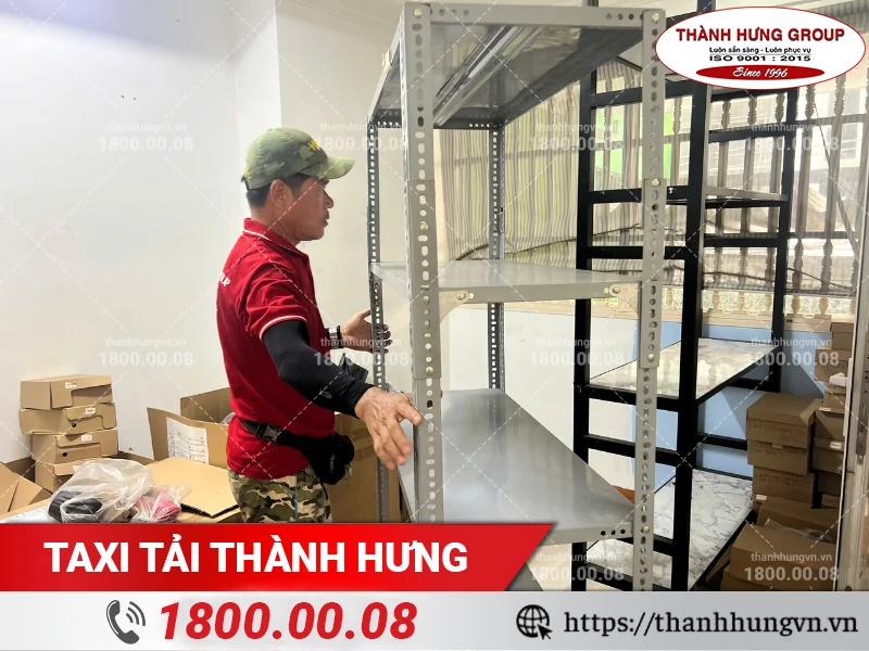 Nhân viên Thành Hưng di chuyển kệ sắt trong kho