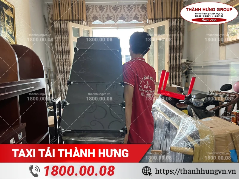 Nhân viên Thành Hưng bốc xếp tủ ra ngoài