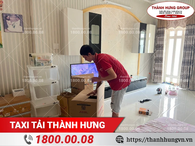 Nhân viên Thành Hưng chuẩn bị thùng carton để đóng gói đồ