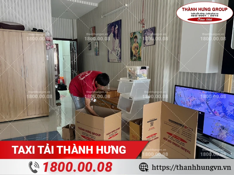 Nhân viên Thành Hưng xếp đồ vào thùng carton