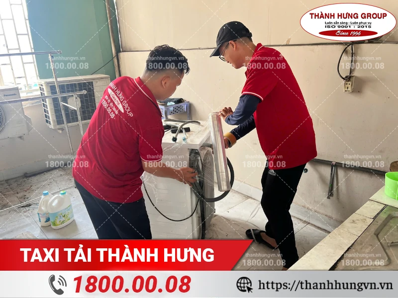 Nhân viên Thành Hưng bọc lót máy giặt