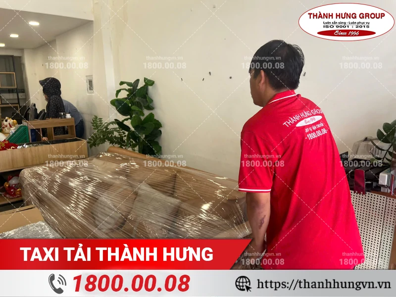 Nhân viên Thành Hưng bọc lót sofa