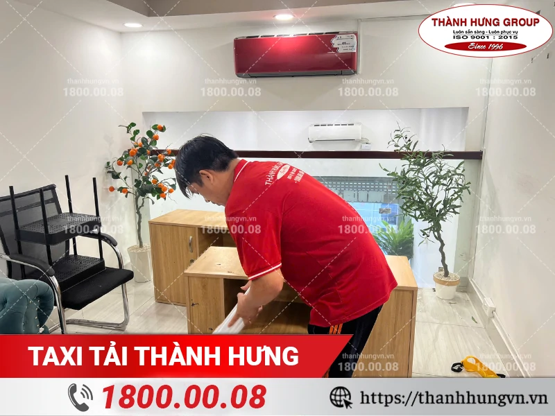 Nhân viên Thành Hưng bọc lót tủ gỗ bằng màng PE