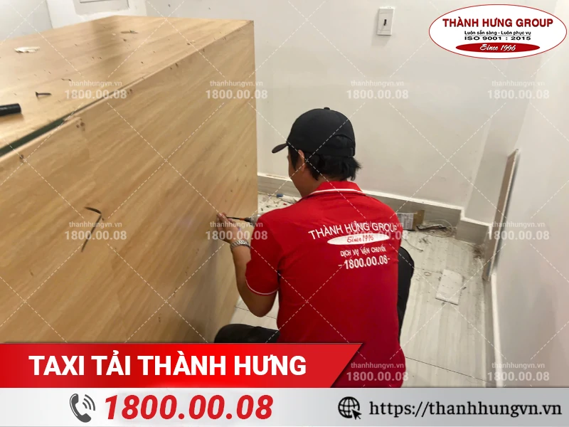 Nhân viên Thành Hưng tháo dỡ tủ gỗ