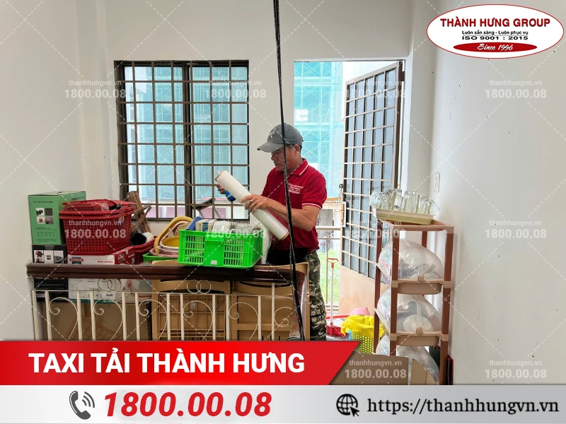Nhân viên Thành Hưng đang đóng gói đồ dùng bằng màng PE
