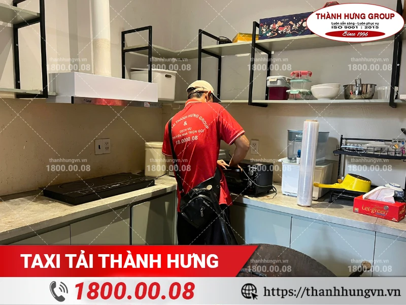 Nhân viên Thành Hưng bọc lót lò vi sóng