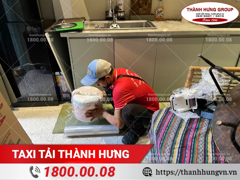 Nhân viên Thành Hưng bọc màng PE bảo vệ nồi cơm điện