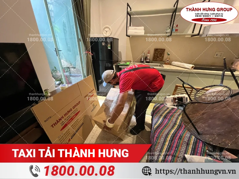 Nhân viên Thành Hưng dán băng keo đóng kín thùng carton