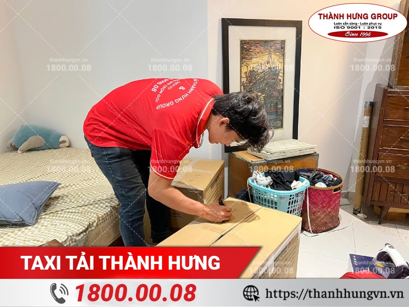 Nhân viên Thành Hưng ghi ký hiệu lên thùng carton trước khi vận chuyển