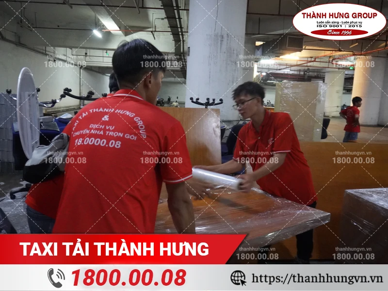 Các nhân viên đang bọc lót hàng hoá dưới tầng hầm