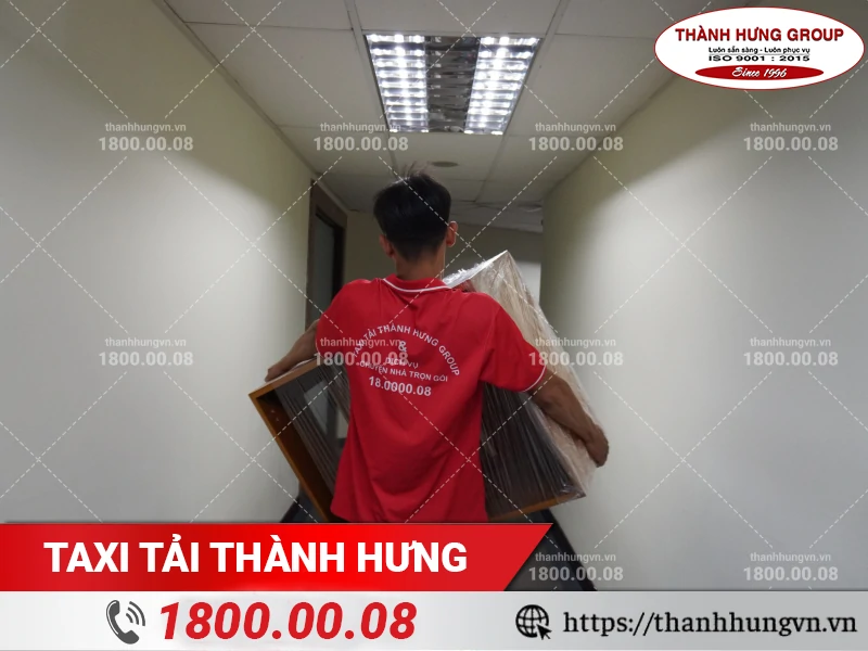 Nhân viên Thành Hưng bốc xếp kệ đồ xuống điểm tập kết
