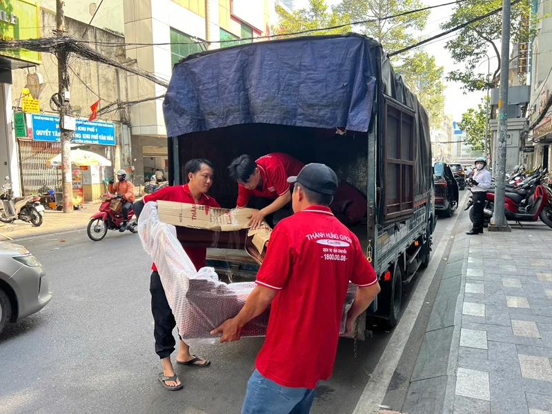 Nhân viên Thành Hưng vận chuyển đồ nội thất lên xe