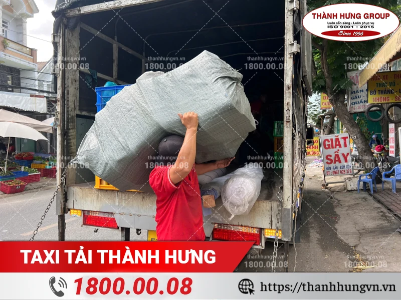 Nhân viên Thành Hưng bốc xếp bao đồ lên xe vận chuyển