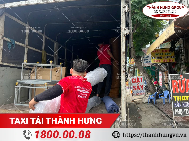 Nhân viên Thành Hưng bốc xếp cuộn vải lên xe vận chuyển