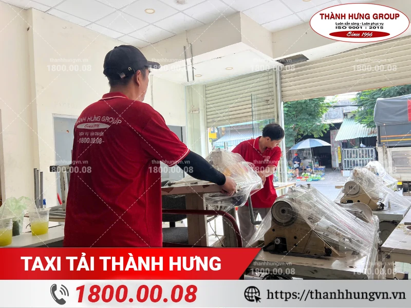 Nhân viên Thành Hưng bốc xếp máy may ra xe tải