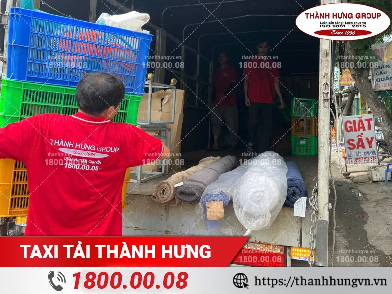 Nhân viên Thành Hưng bốc xếp thùng đồ lên xe
