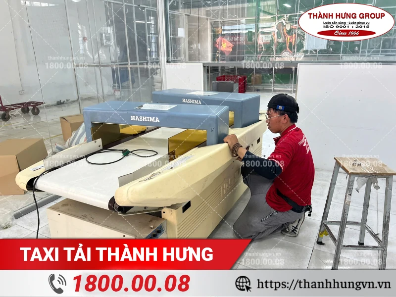 Nhân viên Thành Hưng kiểm tra máy dò kim để tiến hành bọc lót vận chuyển
