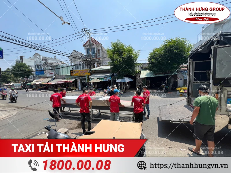 Nhân viên Thành Hưng vận chuyển bàn cắt vải công nghiệp lên xe tải
