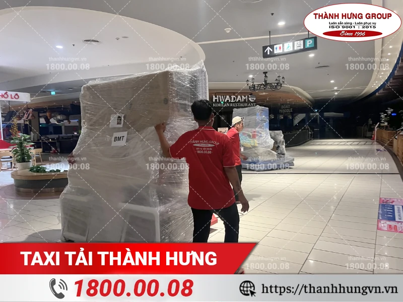 Nhân viên Thành Hưng di chuyển máy game xuống chỗ xe vận chuyển