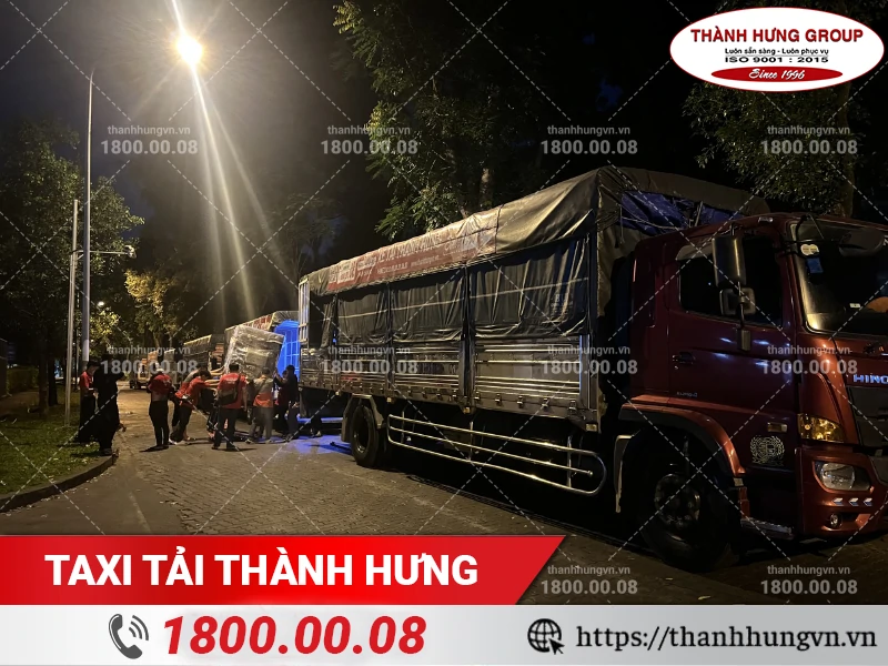 Đoàn xe tải chờ vận chuyển ngay trong đêm