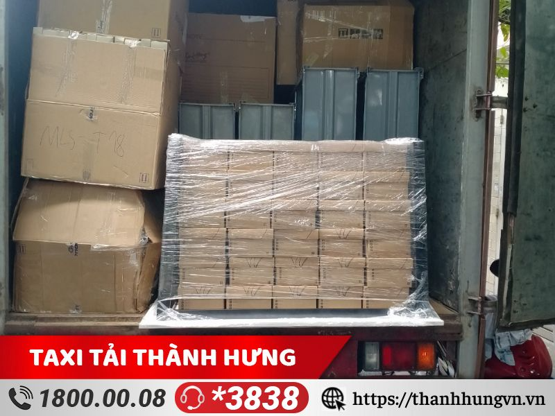 Hàng hóa được đóng gói bằng thùng carton khi sử dụng dịch vụ vận chuyển tại Thành Hưng