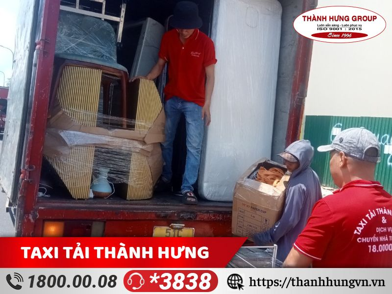 Nhân viên Thành Hưng luôn sẵn sàng phục vụ khách hàng chuyển văn phòng vào ban đêm, ngoài giờ hành chính, 24/7