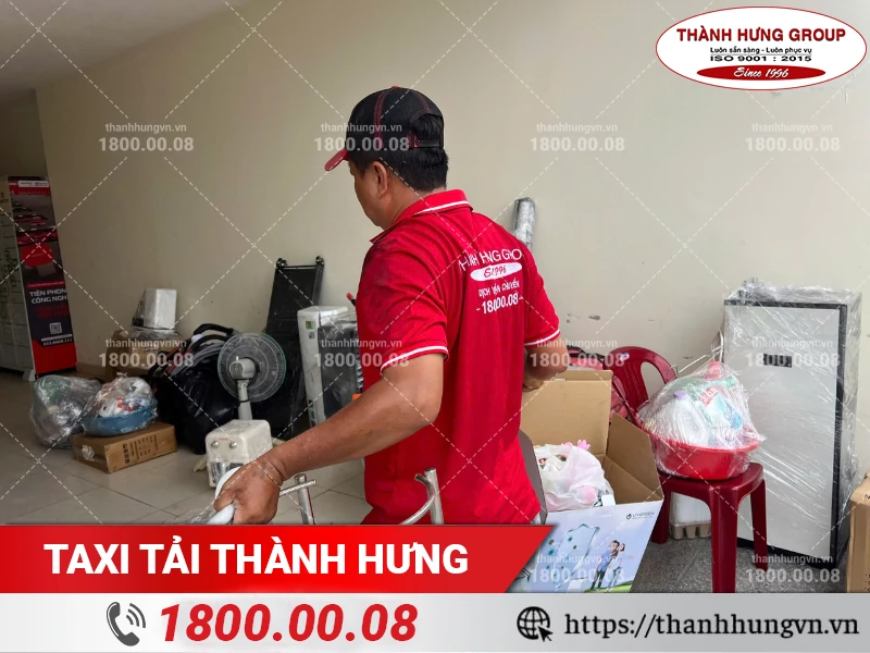 Nhân viên Thành Hưng bốc xếp đồ dùng gia đình ra điểm tập kết