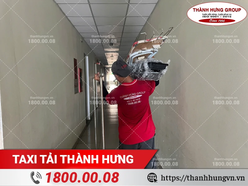 Nhân viên Thành Hưng bốc xếp đồ gia dụng ra điểm tập kết